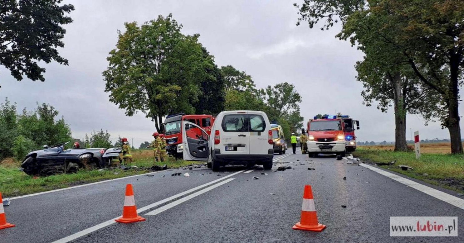 Koszmarny wypadek pod Lubinem. Jedna osoba nie żyje, dwie zostały ranne 