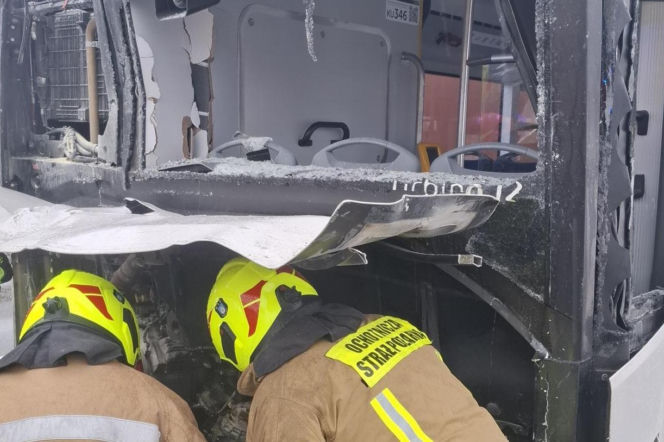 Zderzenie autobusu z ciężarówką na zakopiance. Są ranni. DK7 całkowicie zablokowana