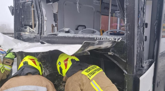 Zderzenie autobusu z ciężarówką na zakopiance. DK7 całkowicie zablokowana