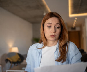 Znasz to słowo, a nagle wydaje się obce? To nie przypadek, to „jamais vu”