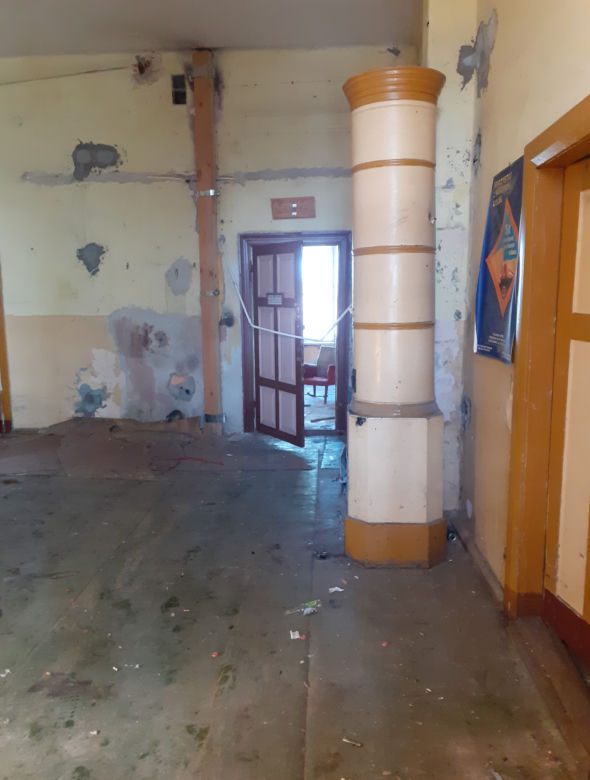 Poczekalnia na dworcu kolejowym Sątopy-Samulewo jak z horroru [ZDJĘCIA]
