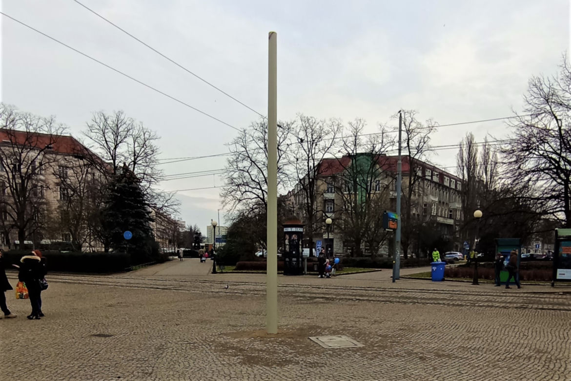 Nieestetyczny słup stanął na środku placu Grunwaldzkiego