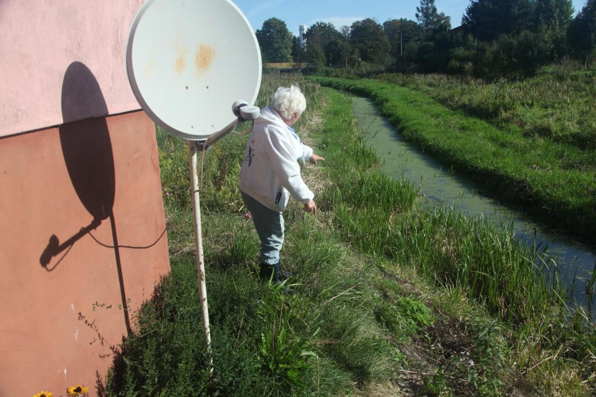 Dziki rów dzieli działkę, a urzędnicy rozkładają ręce. Seniorka drży, że dom osunie się do wody