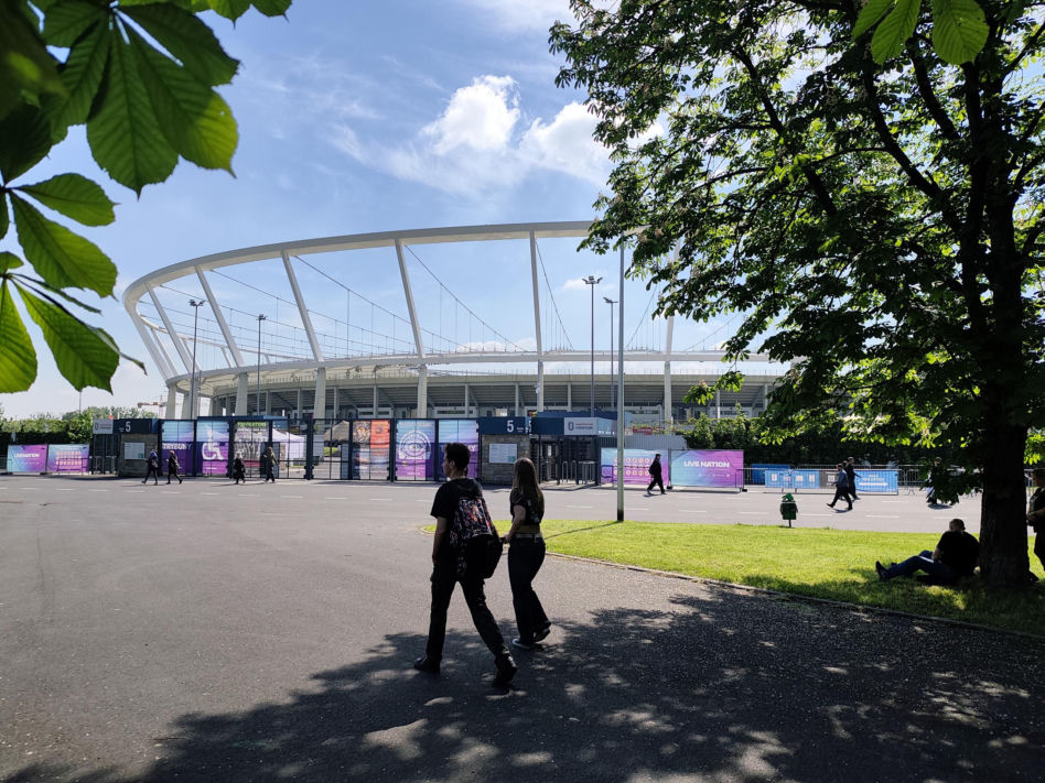 Długie kolejki i tłum fanów przed koncertem Metaliki