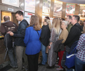 Biją się o darmowe bilety do teatru