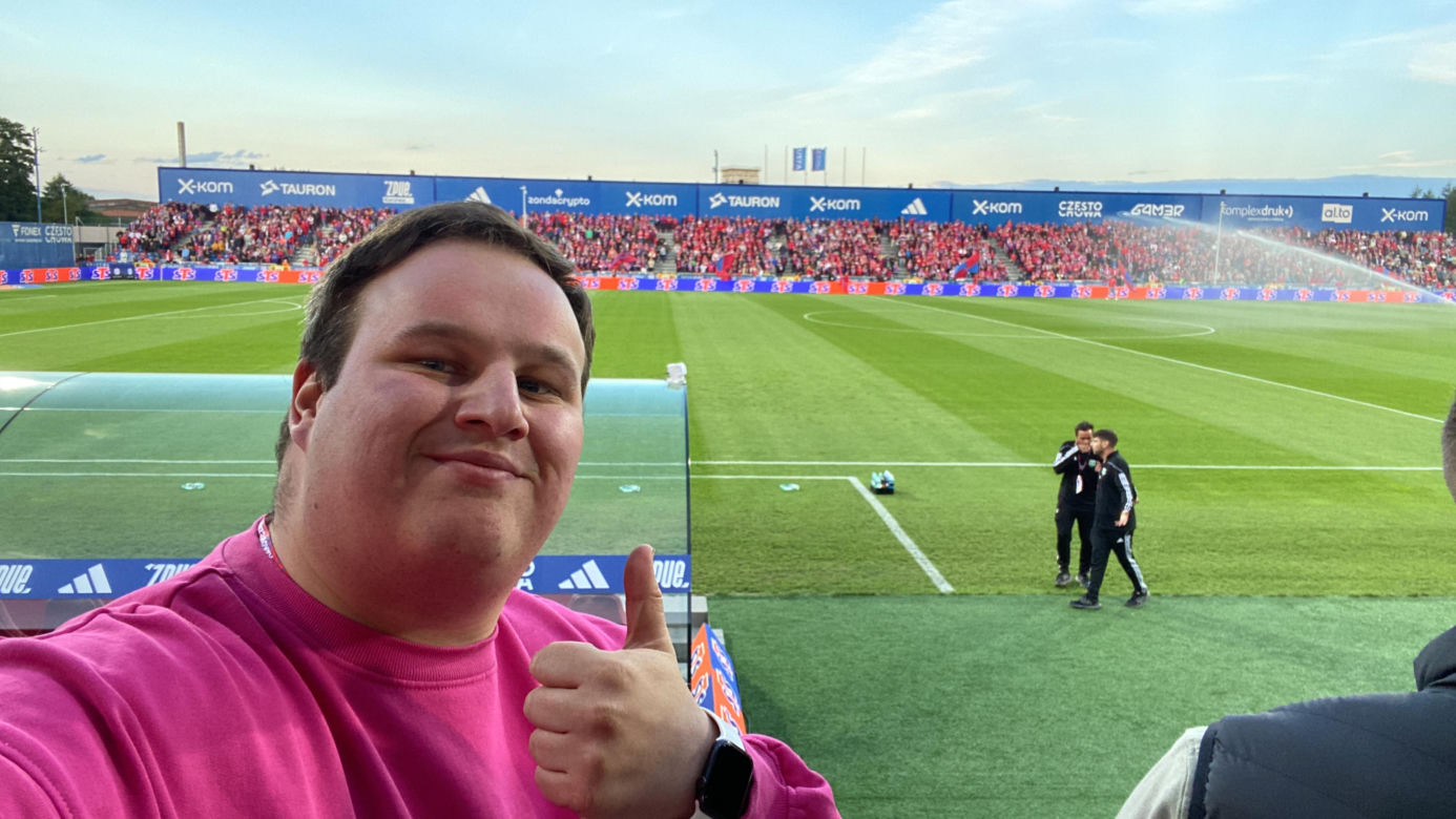 Ksiądz Marcin Stopka został spikerem stadionowym