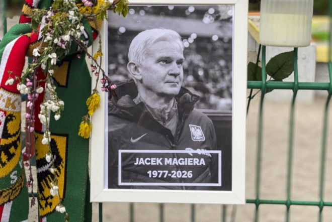 Morze zniczy dla Jacka Magiery. Kibice oddają hołd w parku, w którym zmarł trener