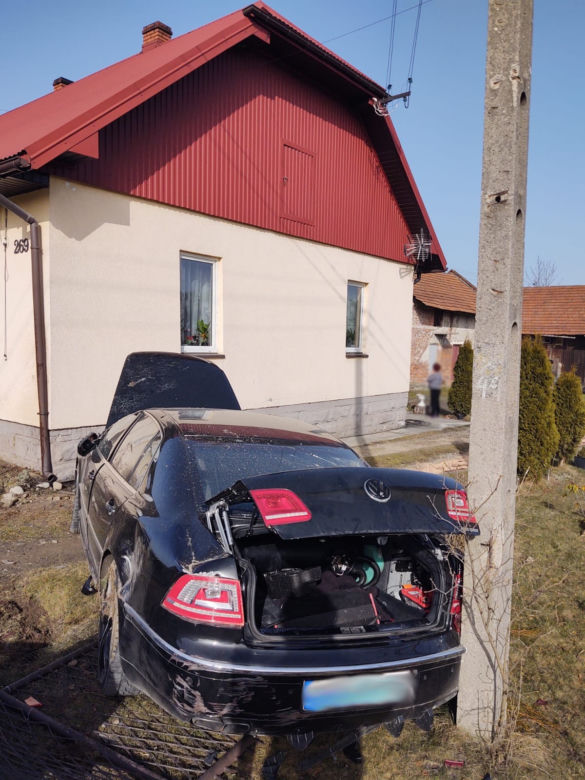 Nowy Sącz. WYPADEK na ul. Nawojowskiej. Samochód wpadł na cudzą posesję