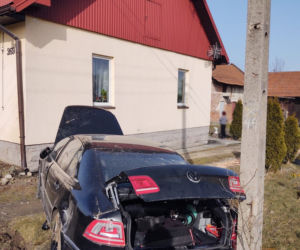 Nowy Sącz. WYPADEK na ul. Nawojowskiej. Samochód wpadł na cudzą posesję