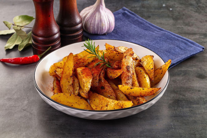 Jak zrobić chrupiące ziemniaki z piekarnika? Ten prosty trik zmienia wszystko