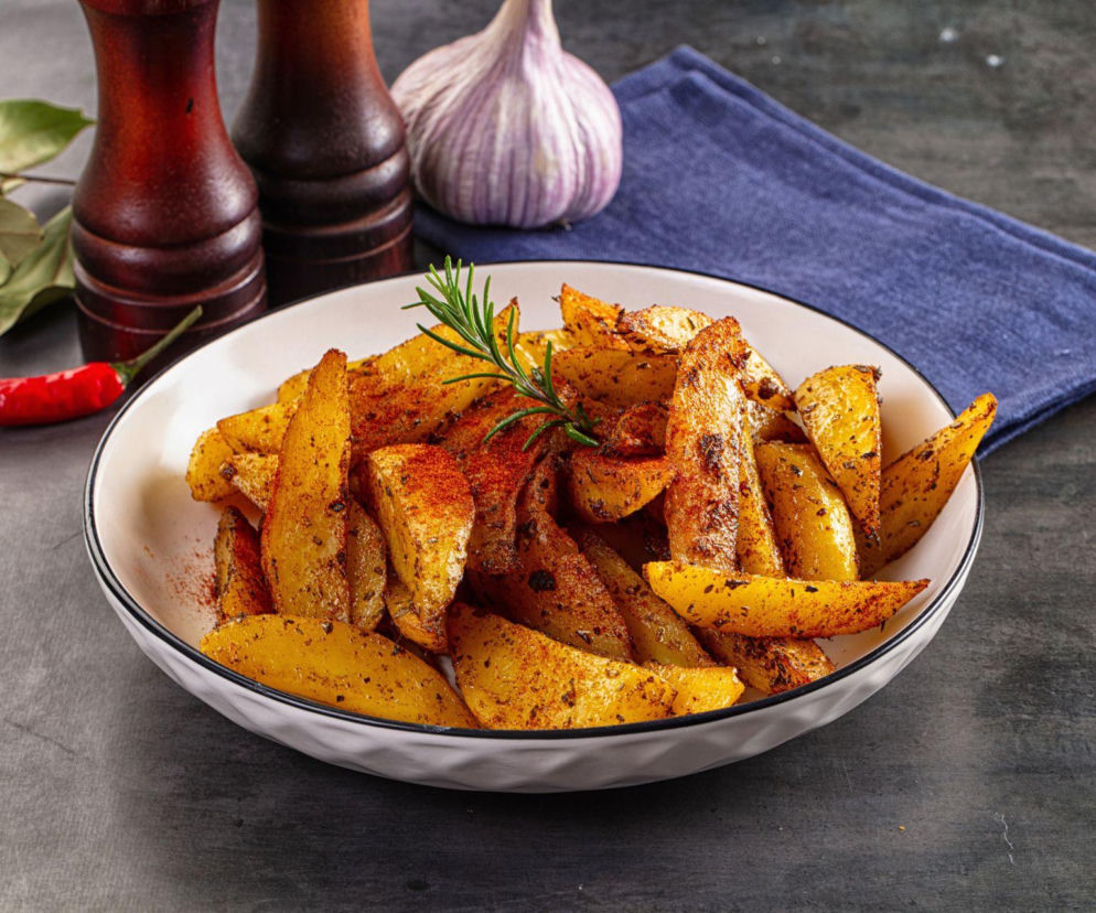 Jak zrobić chrupiące ziemniaki z piekarnika? Ten prosty trik zmienia wszystko