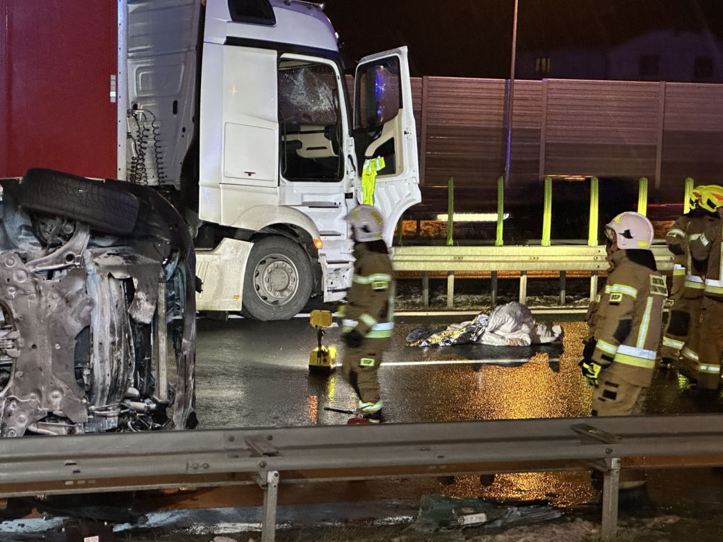 Tragedia na drodze pod Skurowem. Cztery rozbite auta, jedno na boku. Są ranni