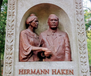 Grób Hermanna Hakena na Cmentarzu Centralnym w Szczecinie