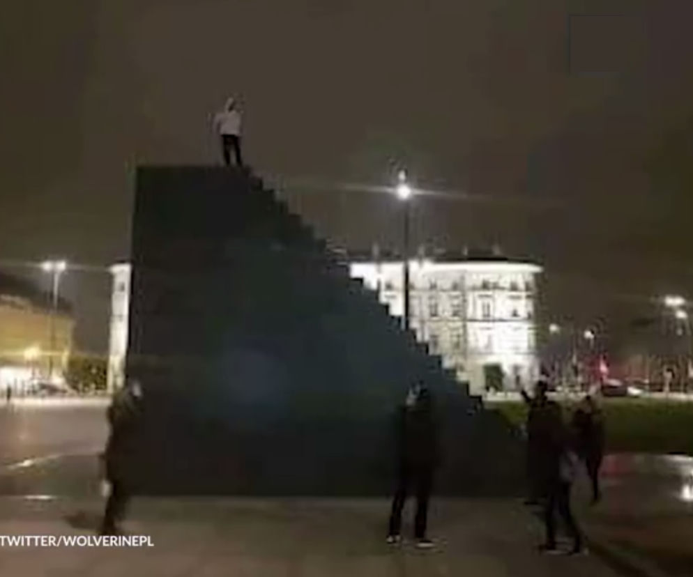 Ktoś wszedł na pomnik smoleński?