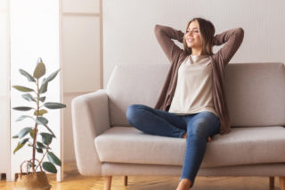 Ten nawyk ma prawie każdy. Lekarze biją na alarm: niszczy stawy i kręgosłup