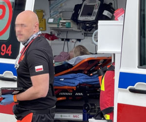  Kilkumiesięczne dziecko wyleciało przez okno samochodu. Przerażający wypadek na Bemowie