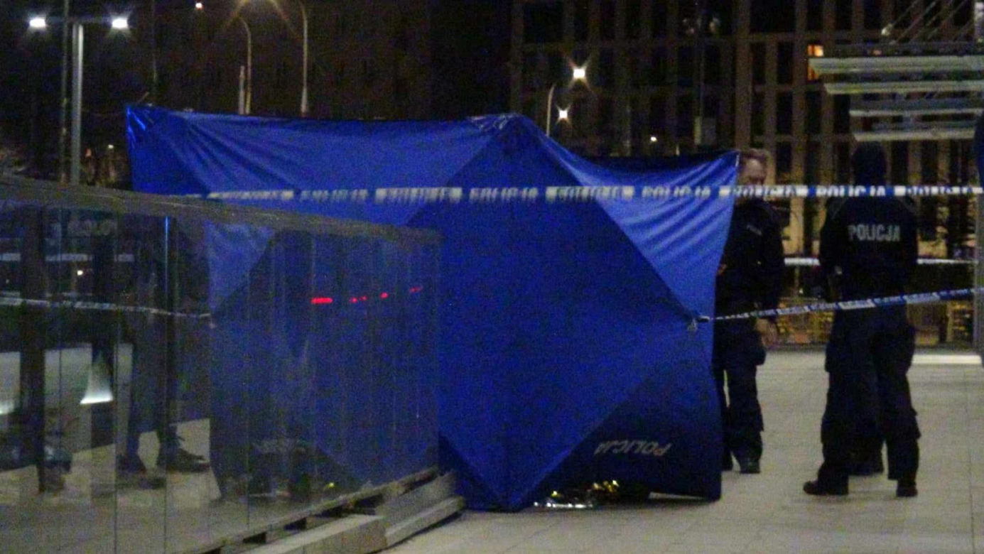 Dramat przy rondzie Wiatraczna. Na chodniku znaleziono ciało młodej kobiety