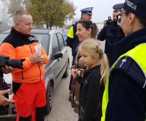 Rozbłyśnij rozsądkiem - załóż odblask - akcja policji w powiecie toruńskim