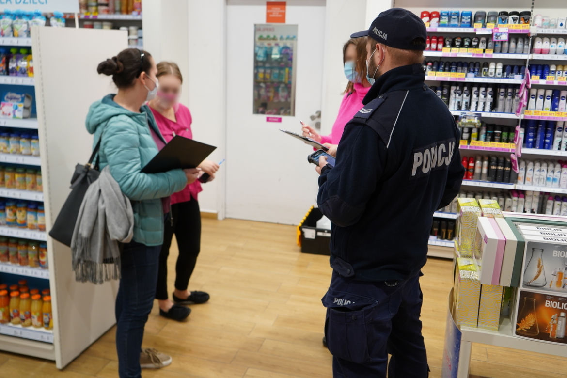 Nalot policji i sanepidu na bydgoskie galerie handlowe