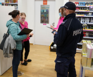 Nalot policji i sanepidu na bydgoskie galerie handlowe
