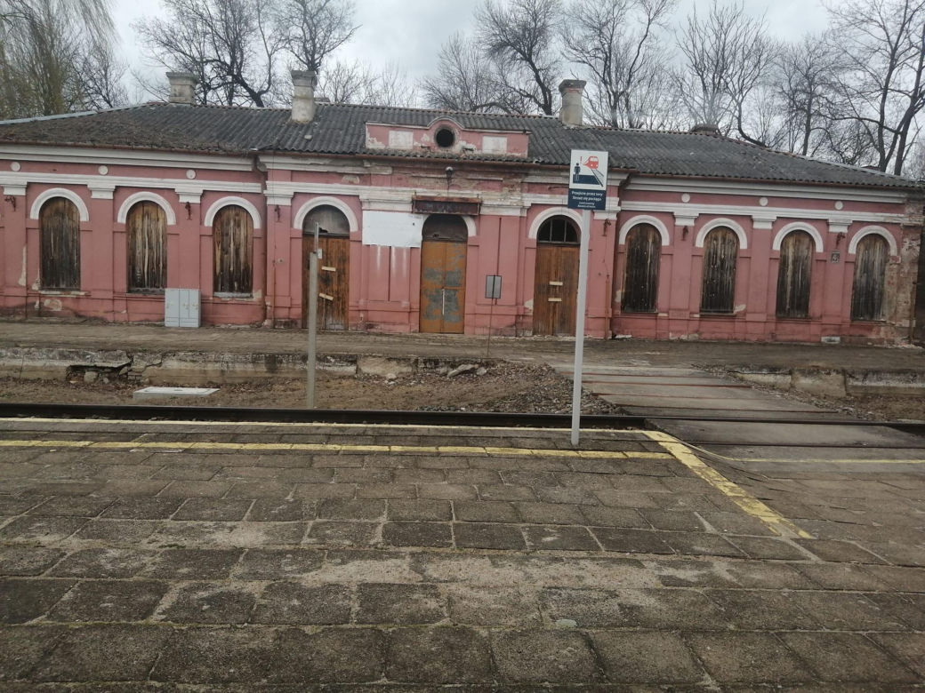 Niszczejący budynek dworca kolejowego w Mordach