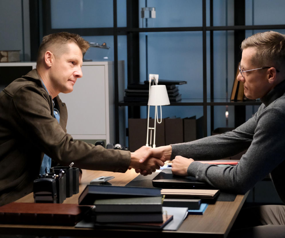 Piotrek (Marcin Mroczek) i Paweł (Rafał Mroczek) Zduńscy z serialu M jak miłość uściskiem dłoni przypieczętowują swoje pojednanie, siedząc przy biurku w eleganckim wnętrzu biura. Więcej szczegółów o braciach Zduńskich znajdziesz na stronie Super Seriale.