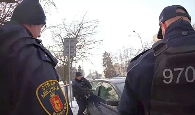 Na zewnątrz siarczysty mróz, w aucie uwięziony pies. „Ciałem zwierzęcia wstrząsały dreszcze”