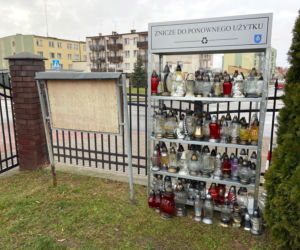 Cmentarz w Łapach (woj. podlaskie). Znicze do ponownego użytku