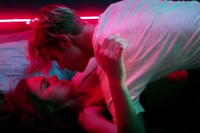 Kadr z teledysku do What Do You Mean