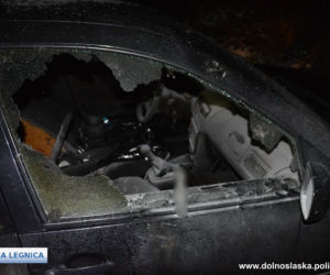 Legnica. CIĘŻKO RANIŁ 7-latkę na przejściu, a później podpalił auto! [ZDJĘCIA]