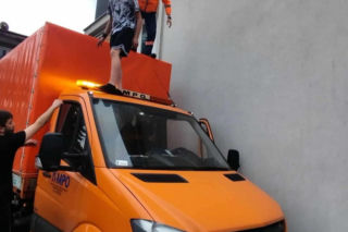 Pracownicy MPO Kraków uratowali dziecko z płonącego budynku