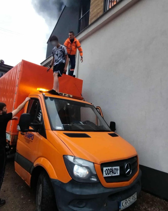 Pracownicy MPO Kraków uratowali dziecko z płonącego budynku