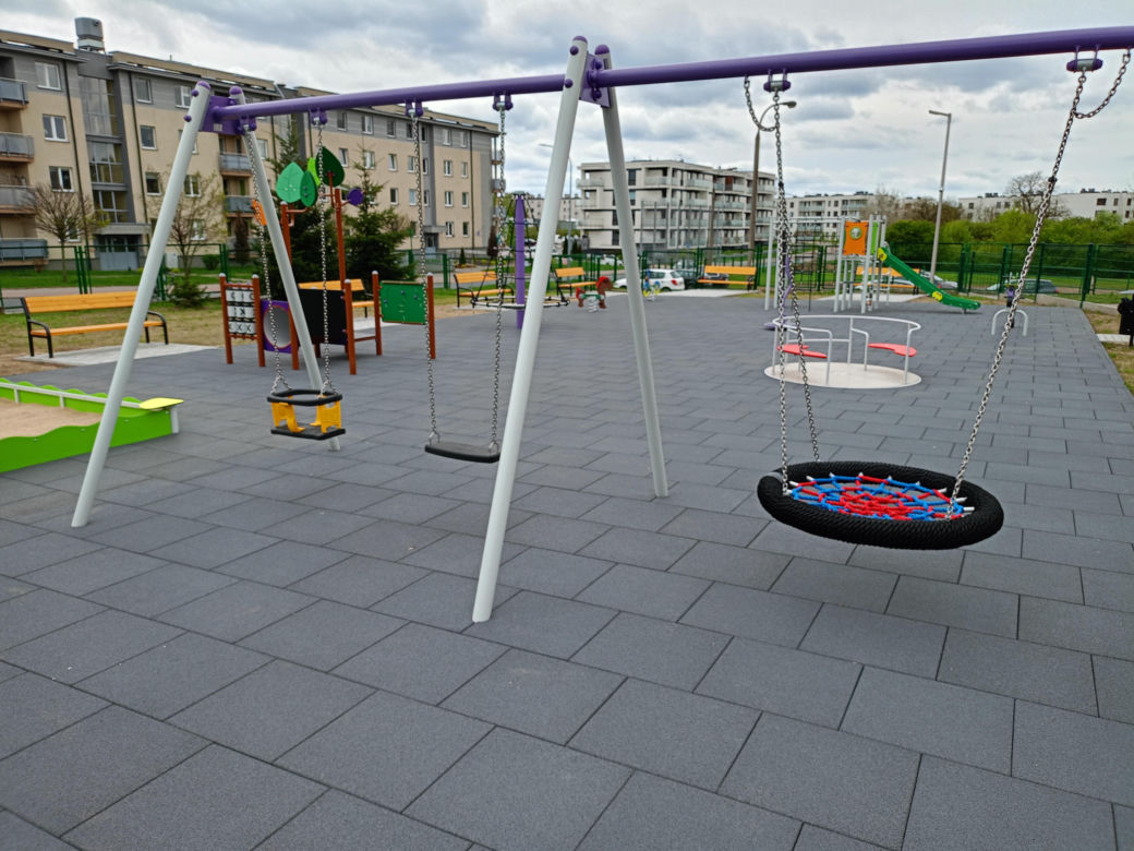 Nowy plac zabaw przy SP nr 8 w Siedlcach jest ogólnodostępny dla wszystkich mieszkańców miasta i dostosowany do potrzeb osób z niepełnosprawnością ruchową