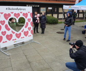 Kochają Bydgoszcz. Dlatego... segregują śmieci. Walentynkowa akcja miasta