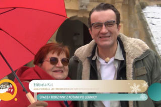 Tomasz Kot spaceruje po rodzinnym mieście z mamą. Nie każdy wie, kim jest z zawodu