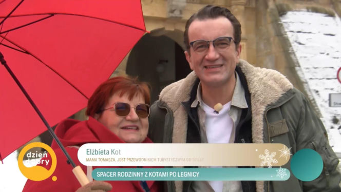 Tomasz Kot spaceruje po rodzinnym mieście z mamą. Nie każdy wie, kim jest z zawodu