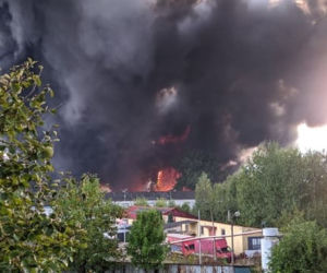 Potężny pożar w Sosnowcu. Płoną pojemniki z nieznaną substancją. Słychać wybuchy! [ZDJĘCIA]