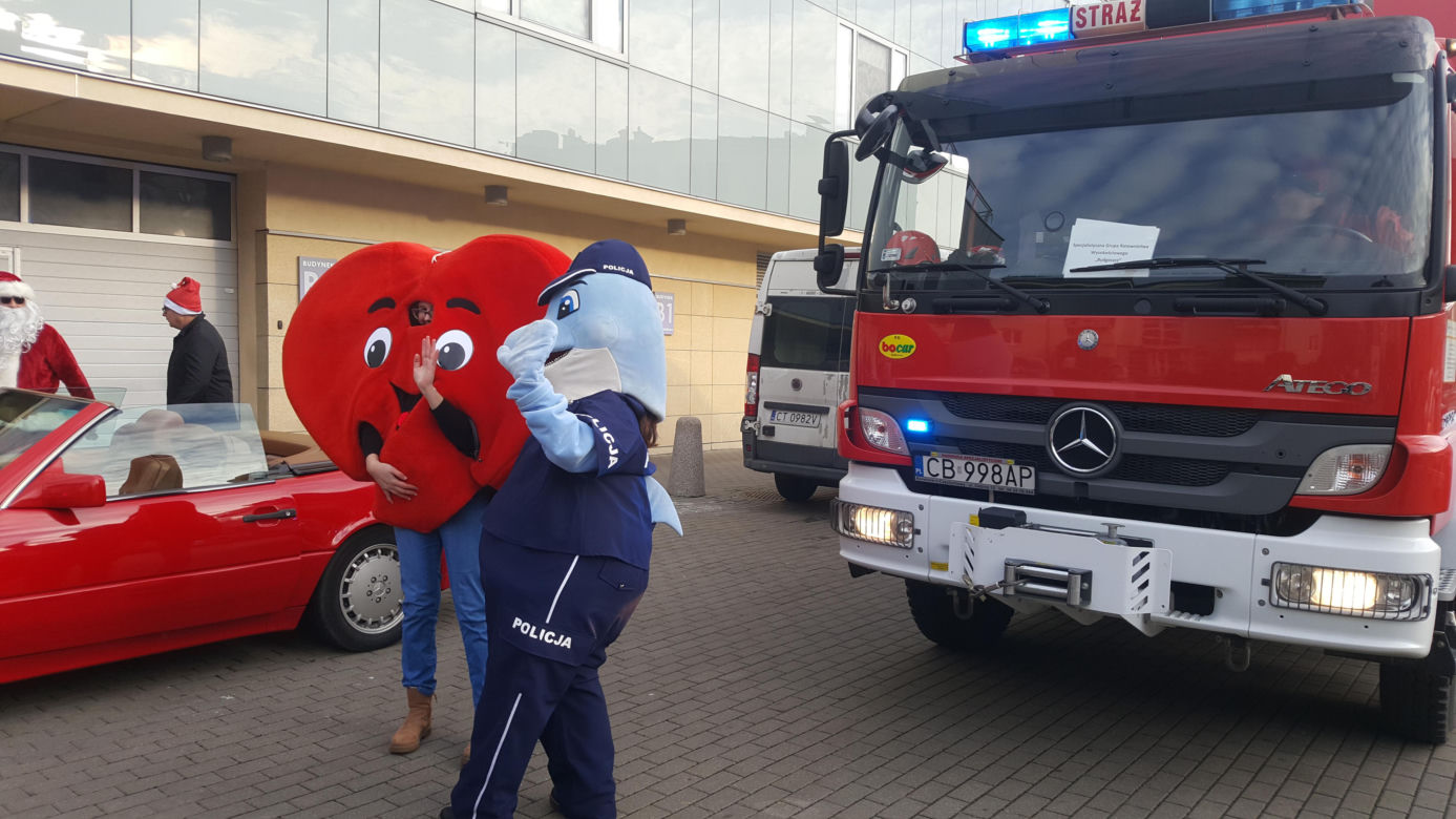 Uwaga, mikołaje na wysokościach! Bydgoscy strażacy zrobili niesamowitą frajdę małym pacjentom