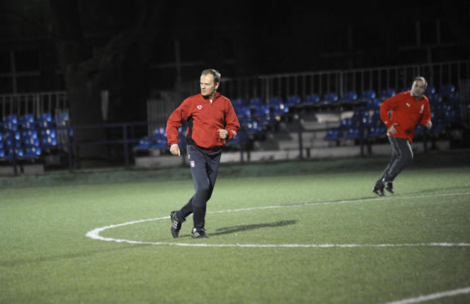 Donald Tusk gra w piłkę