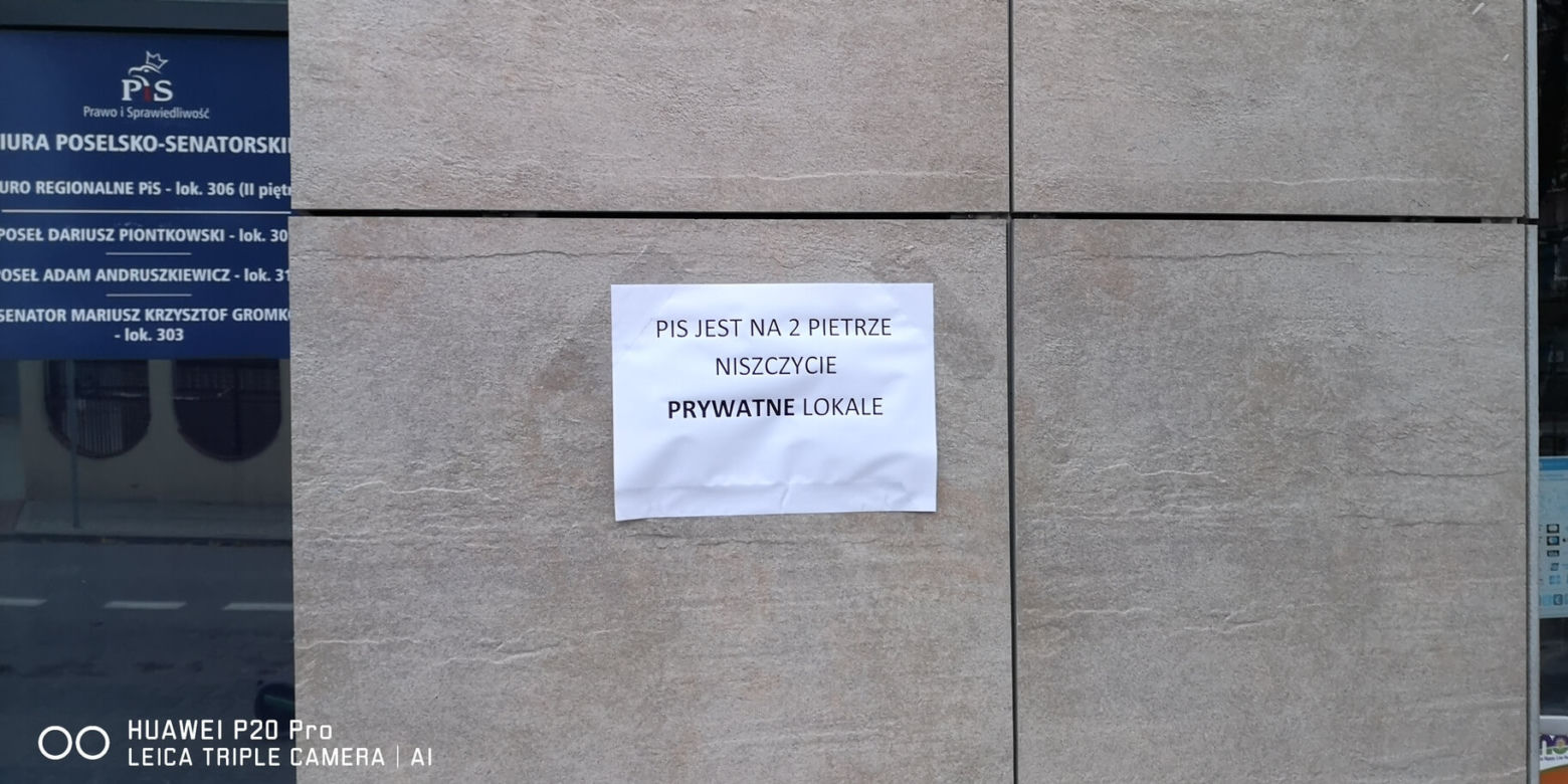 Aborcja. Protesty pod siedzibą PiS w Białymstoku. Ludzie boją się o lokale [ZDJĘCIA]