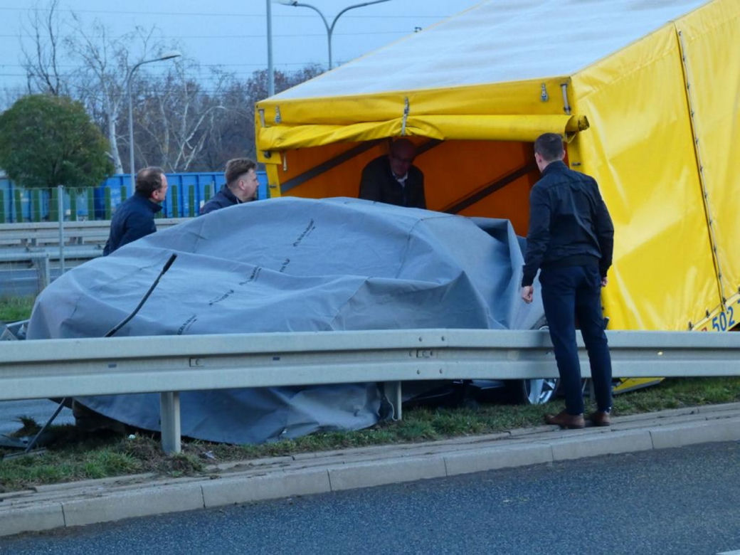 Warszawa, Włochy. Roztrzaskał samochód za 2 miliony złotych. Auto dopiero co wyjechało z salonu!