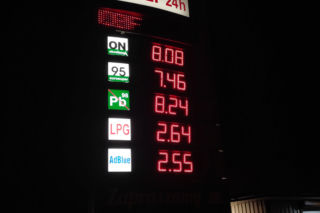 Kolejki na stacjach i brak paliwa. Tak wyglądała ostatnia noc z „CPN”. Po północy ceny poszły w górę