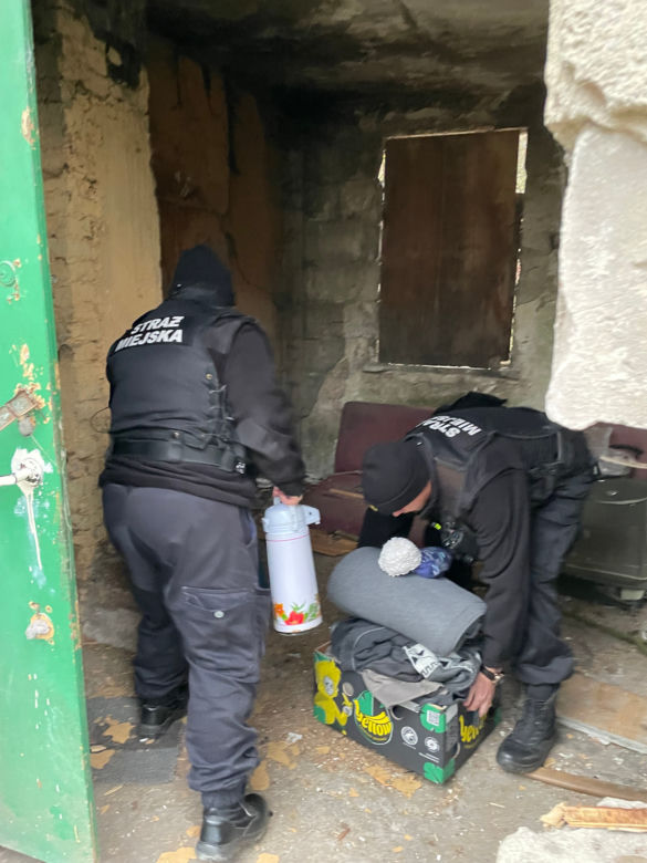 Strażnicy miejscy pomogli bezdomnemu