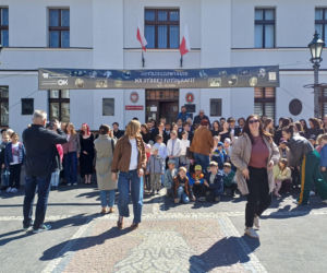 Polonez maturzystów z I LO na rynku w Ostrzeszowie
