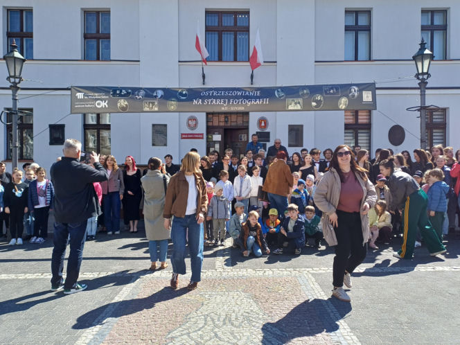 Polonez maturzystów z I LO na rynku w Ostrzeszowie