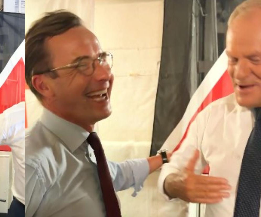 Ulf Kristersson i Donald Tusk śmiejący się, otoczeni elementami przypominającymi flagę Polski. Premier Szwecji w niebieskiej koszuli i bordowym krawacie, premier Polski w białej koszuli i granatowym krawacie. Więcej o ich spotkaniu przeczytasz na naszym portalu.