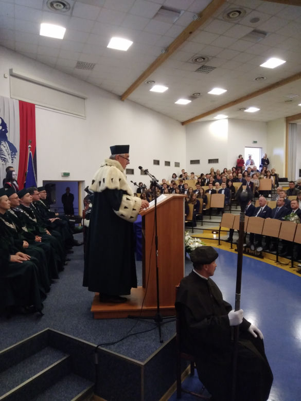 Inauguracja roku akademickiego na UTH. Ponad 2000 żaków rozpocznie naukę na uniwersytecie