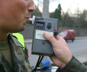 Ksiądz z pod Włocławka złapany na jeździe na podwójnym gazie