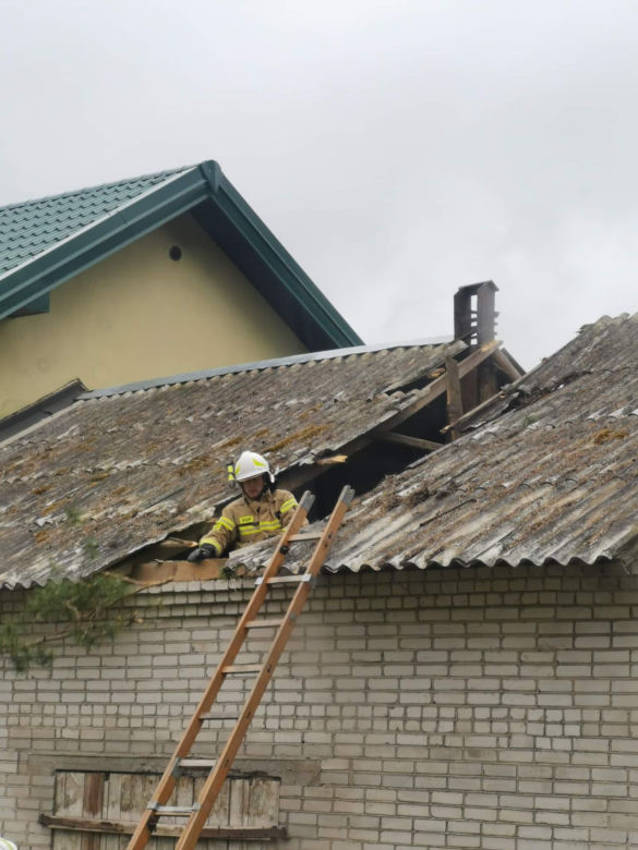Silny wiatr w Polsce. Blisko 7 tys. odbiorców z Podlasia bez prądu [ZDJĘCIA]