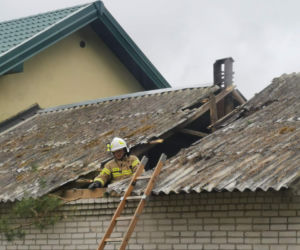 Silny wiatr w Polsce. Blisko 7 tys. odbiorców z Podlasia bez prądu [ZDJĘCIA]